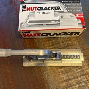 The Nut Cracker by Munsey NC89 Cast Aluminum Lever Action Made USA original box